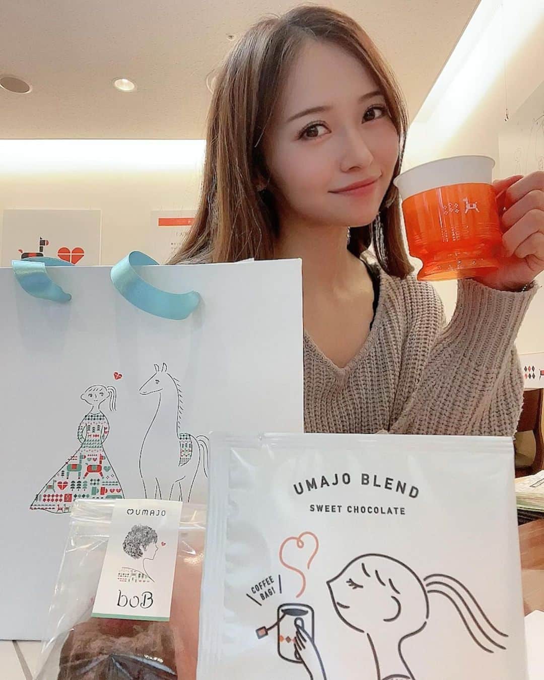 黒澤ゆりかのインスタグラム：「先日UMAJOカフェでゆっくり出来たので素敵なグッズ達と💓  馬のモチーフが細かいところにもあって癒されます☺️🐎  カフェのハーブティーや珈琲☕️ カヌレもとっても美味しくてオススメです😋  事前予約から入場できた際にはぜひ見てみてくださいね✨  暖かくなってきたら乗馬も久々にしたい今日この頃です。  早く春にならないかなぁ🌸  #umajo #umajospot  #競馬場」