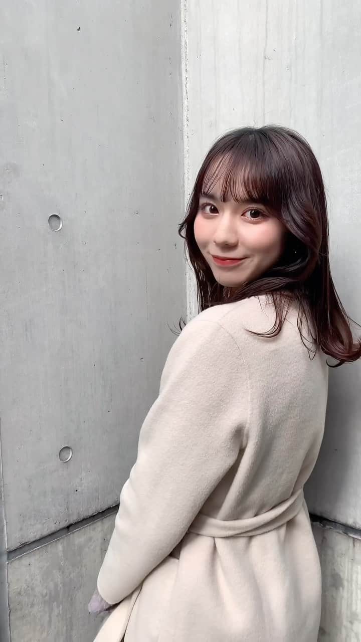久村奈々子のインスタグラム：「もう少しで春来るかな〜〜 とっっても短いリール😌🎶  #サロモ #サロンモデル #サロンモデル東京 #ミディアムヘア #ミディアムヘアアレンジ #セミロング #セミロングヘア #セミロングアレンジ #ホワイトコーデ #スプリングコート #春コーデ #春服コーデ #表参道」