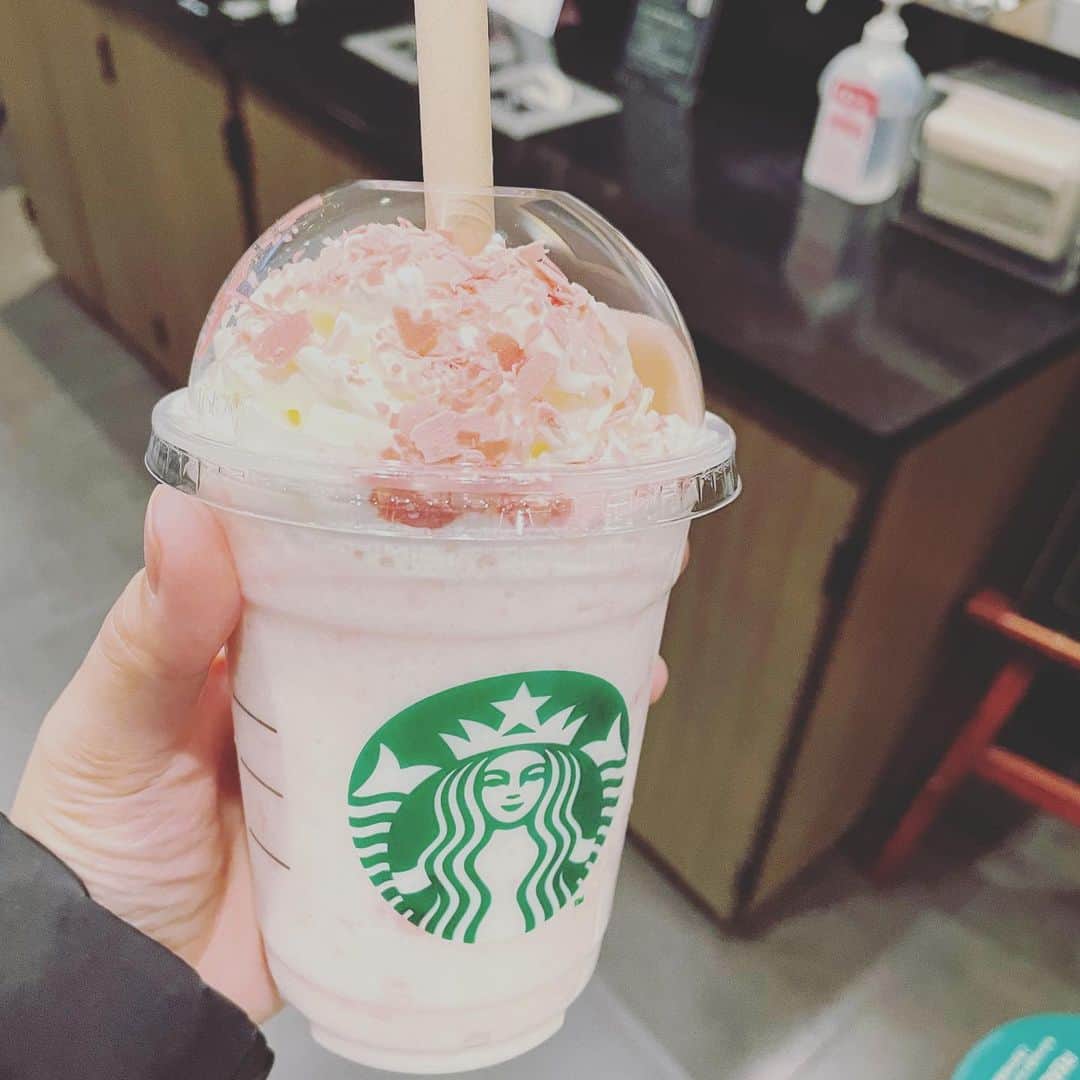 ギャル曽根のインスタグラム：「飲みました。 桜の季節🌸 #スタバ」