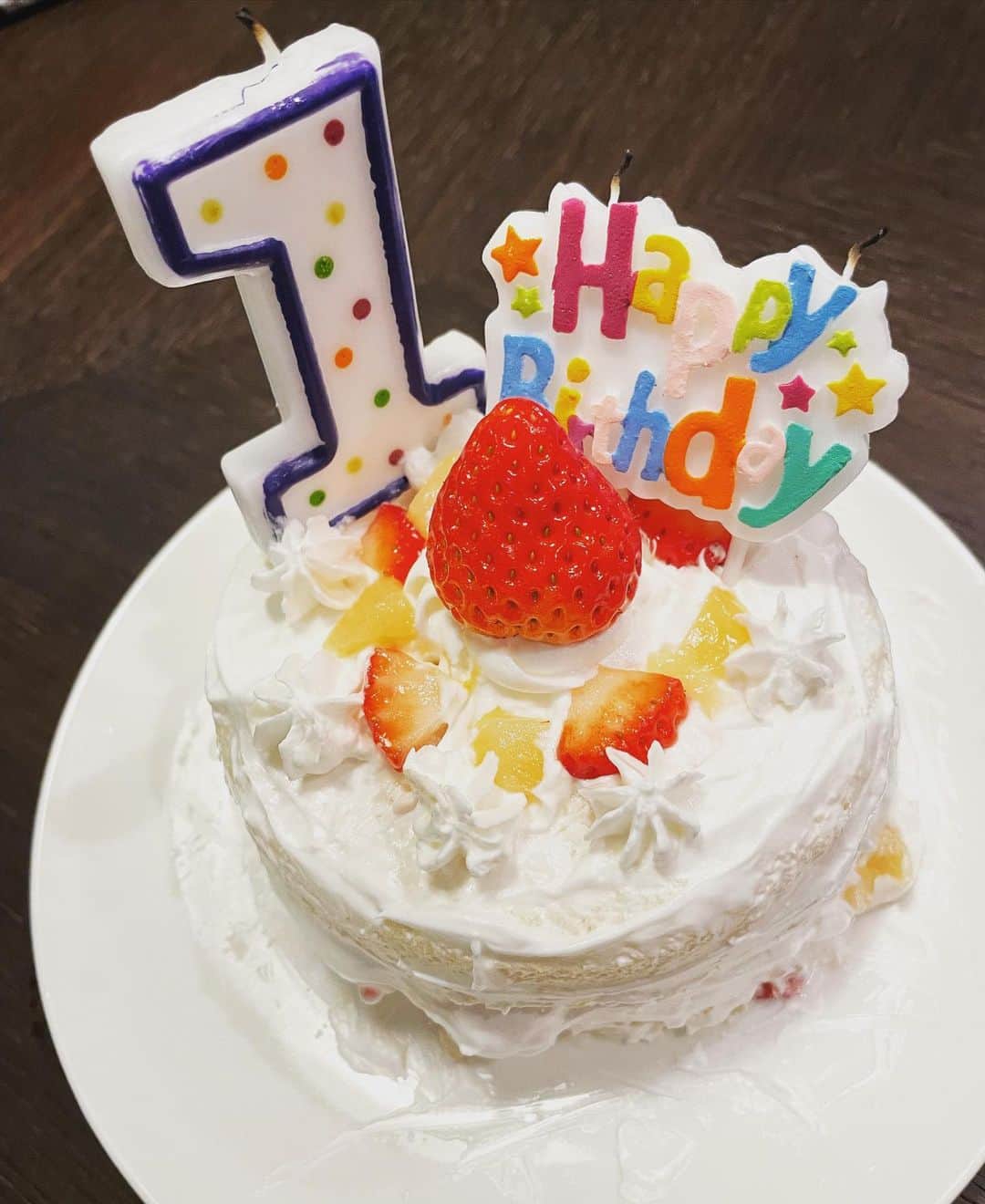 須黒清華のインスタグラム：「先日、息子が1歳になりました🎉 せっかくだからと頑張ってケーキ🎂を作ってみたのですが… 息子くん、一口も食べてくれませんでしたー😂🤣😭笑 悲しそうにする私を可愛そうに思った夫がスプーン🥄を持って追いかけるも、見事に振り払われ、無惨に落下していきました🍰 来年は食べてくれるかなぁ😂 . あっという間だったような、長かったような1年。 わからないことだらけ、不安なことだらけで涙したこともありましたが、 それ以上に毎日笑顔も幸せもいっぱいもらっています🍀 これからもゆっくり一緒に成長していけたら良いなぁ。 . #1歳バースデー #バースデーケーキ #バースデーケーキ手作り  #babyboy #birthday」