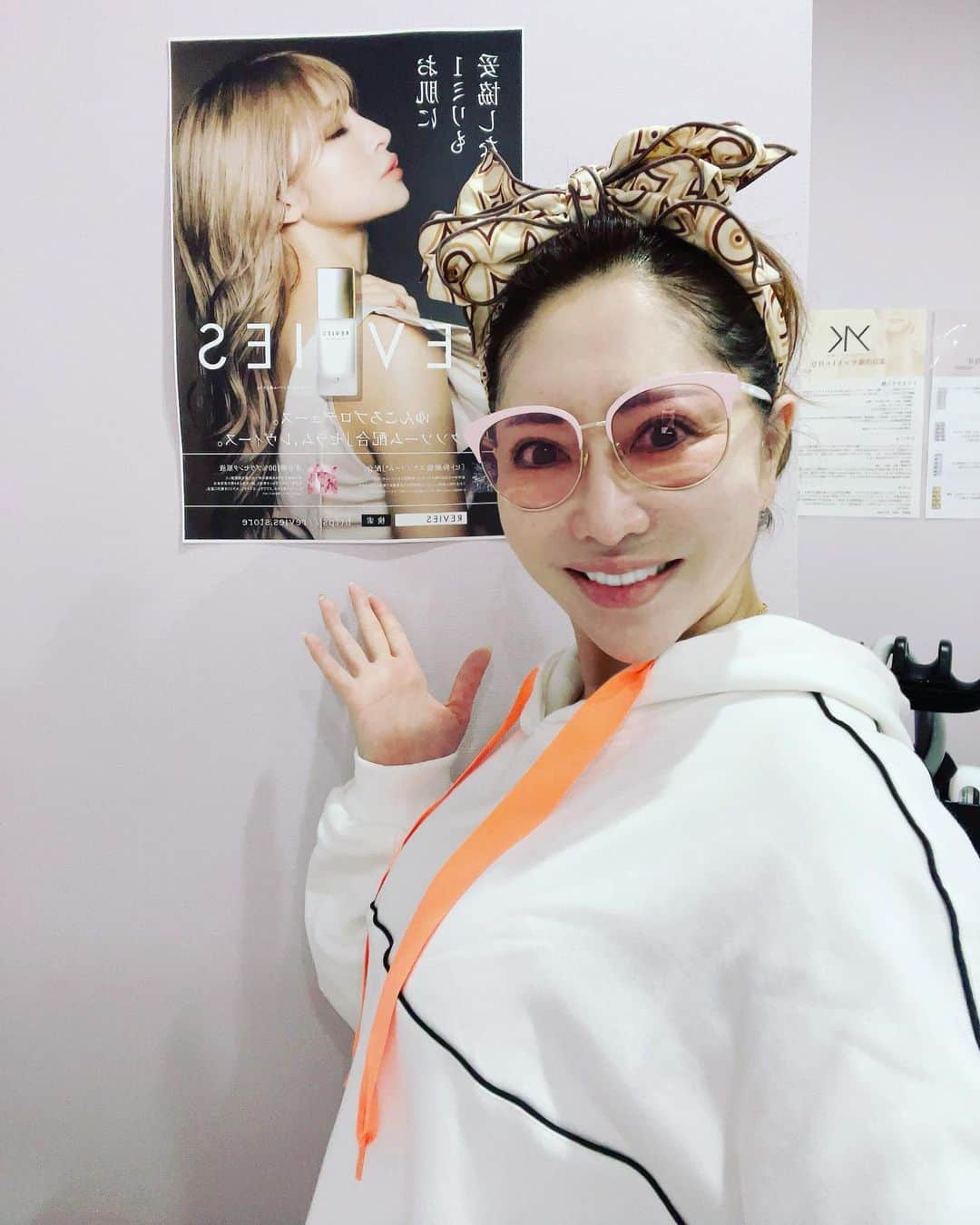 沢田麗奈のインスタグラム：「ー ごきげんよう！ @yunkoro519 さんのクリニック✨✨✨ ハイフに行って来ました♡ @yk_belles_clinic  六本木交差点アマンドの上って、すっごい 立地で、すっごい綺麗なクリニックでした。  施術も、お顔が引き上がり⤴️ フェイスラインが、シュッとして⤴️とっても良かったです♡ 間違い無く リピートします♡  5歳は、若返った気分です笑 ありがとうございました♡ ー #自撮り #すっぴん #美容クリニック #ハイフ #美意識高め  #美意識高い人と繋がりたい  #アラフィフ #50代 #素肌美  #六本木 @yk_belles_clinic @yunkoro519  @iral_official  @ache20160124  大好きな場所 大好きな人に 関わっている幸せ♡  #followme💋💋💋 #おしゃれさんと繋がりたい  #カジュアルファッション  #トレーニング #くびれ #Hカップ #美容好き  #美容好きな人と繋がりたい」