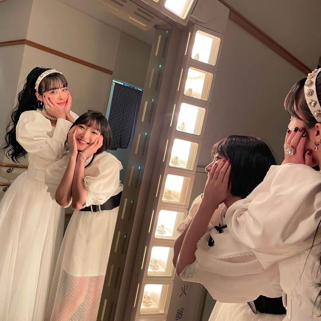 夏焼雅のインスタグラム：「🪞❤︎👼🏼  かりちゃんマネさんが撮ってくれた♡ @karin_miyamoto.official   M-line Special 2022 ～My Wish～ 衣装も新しくなって心機一転✨ 今年もOGメンバーで楽しいライブをお届けしてますよ〜🎤🎶 ぜひたくさんの方に見にきてほしいです🦢❤︎  🖤ライブ出演予定🖤 ✴︎3/5(土)静岡市民文化会館 中ホール（静岡）  ✴︎3/19(土)日本特殊陶業市民会館 ビレッジホール (愛知)  ✴︎3/21(月･祝)広島JMSアステールプラザ 大ホール (広島)  会場でたくさんの方にお会いできるのを楽しみにしています💫  #MSMW」