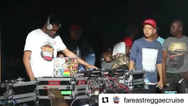 MIGHTY CROWNのインスタグラム：「I still feel da forward inna mi system .  Team #mightycrown the murderous formation #soundsytem #dancehall #reggae   #Repost @fareastreggaecruise with @make_repost ・・・ MIGHTY CROWN 30 年の中でも 屈指の名シーンが炸裂する JAM ROCK クルーズからの一コマ。  そこにはクラッシュだけでなく、船上に集まった人々と時間と空間を共有した感動がありました。 そして今度は日本に自分たちの『FAR EAST REGGAE CRUISE』という花火を打ち上げるのです。 @mightycrown @mastasimon @samicrown_lens @cojiecrown @ninjacrown  @fareastreggaecruise  #mightycrown #reggae #dancehall #fareastreggaecruise#ferc」
