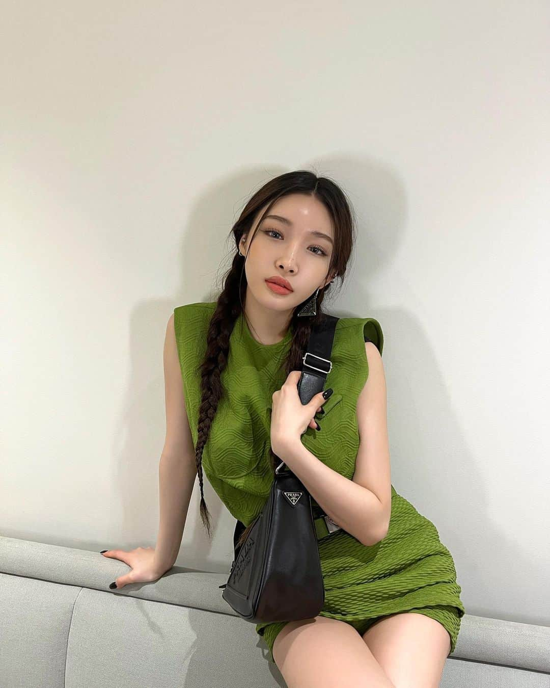 チョンハのインスタグラム：「@Prada #PradaFW22 #PradaTriangle #광고  #청하 #CHUNGHA」