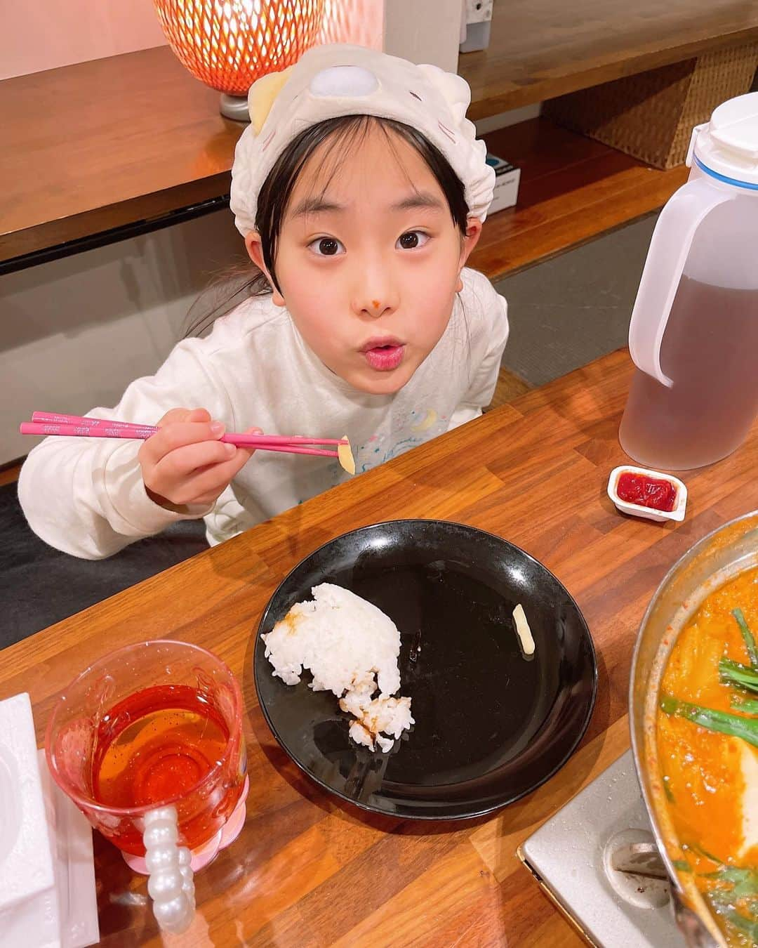 みきママさんのインスタグラム写真 - (みきママInstagram)「【晩御飯はサムギョプサルとスンドゥブ鍋です！！】  今日はプールだったので、帰ってきてそっこー15分で晩御飯です❗️  ホットプレートを斜めにしたら脂が流れてフライドポテトが揚がります🍟✨  豚も塩胡椒だけで十分美味しい😄😄😄子供達は焼き肉のタレで食べました👍👍👍  スンドゥブ鍋もサムギョプサルも新刊本に載っています🤗🤗🤗  れんくん、来週、期末テストです。期末テスト、またひどかったら、ゲームの機械、全部ママがいただきます。  すると、れんくん「・・・・。」自信ないのかい。  中2、最後は頑張れ。  #みきママ　#サムギョプサル　#スンドゥブ　#今日のごはんはコレだ」2月24日 22時43分 - mikimama_official