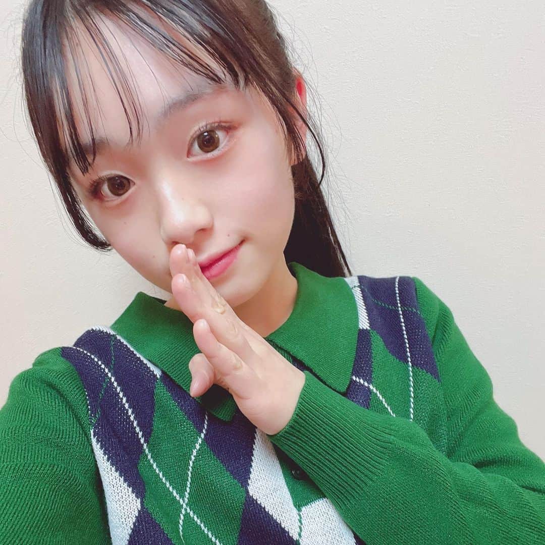 のインスタグラム：「チャンネル登録者さん、45万人ありがとうございます🙌🤍🤍  いつも見てくださってる方、チャンネル登録してくださってる方、皆さんに感謝してます！😢  50万人目指しているので、チャンネル登録お願いします！🤍  そして、3枚目の写真は可愛い壁を見つけたんです👀！ 思わずとっちゃいました🕊  明日は金曜日！ 頑張ろうね💪🍒   #ひまひまチャンネル #ひまひま  #ありがとうございます」