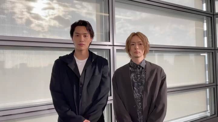 ケイ×ヤク―あぶない相棒―のインスタグラム：「ドラマ『ケイ×ヤク』  🌹#ケイヤク まもなく第𝟟話🌹  シリアスな場面の一方、微笑ましい場面もあり #ケイヤク の魅力が詰まった第7話✨ 一狼&獅郎の絆がさらに深まる⁉︎  ぜひリアタイでご覧ください🌹  そして、今夜の“おまけ”はNG連発⁉︎🤫 #鈴木伸之 さん& #犬飼貴丈 さんが苦戦しながら完成したおまけもお楽しみに♪  #鈴木伸之 #犬飼貴丈 #栗山千明  #徳井義実(#チュートリアル)  #松本利夫 （#EXILE） #吉村界人 #眞島秀和 #板尾創路 #萩原みのり #青野楓 #弓削智久 #大野瑞生」