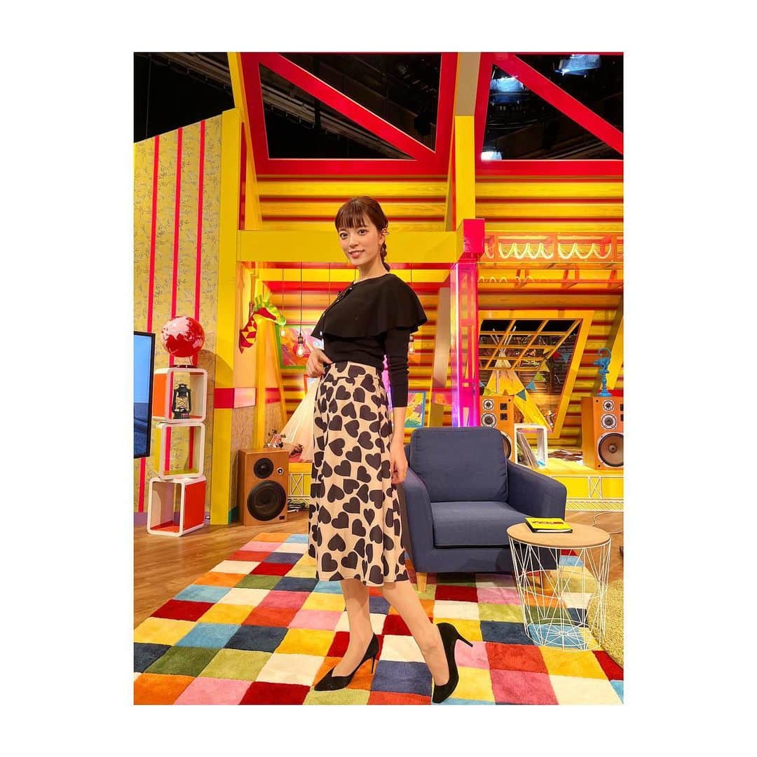 のインスタグラム：「* 『ウラ撮れちゃいました』 今週も代打やらせていただきました😊 #三谷の衣装 ❤︎ ウラ撮れではハートのスカートに ケープになっているニットを着用しました。 この服、めちゃくちゃ痩せて見えた👏 一生これ着ていたい、というより これを着て痩せて見える体型を維持したいものです。 * #ウラ撮れちゃいました#ootd#ootn#outfit#衣装#洋服#女子アナコーデ#code#コーデ#今日のコーデ#トップス#tops#knit#ニット#bottom#スカート#skirt#アクセサリー#accessory#ジュエリー#jewelry#リング#ring#❤︎#ハート#ハート柄#テレビ朝日#アナウンサー#三谷紬」