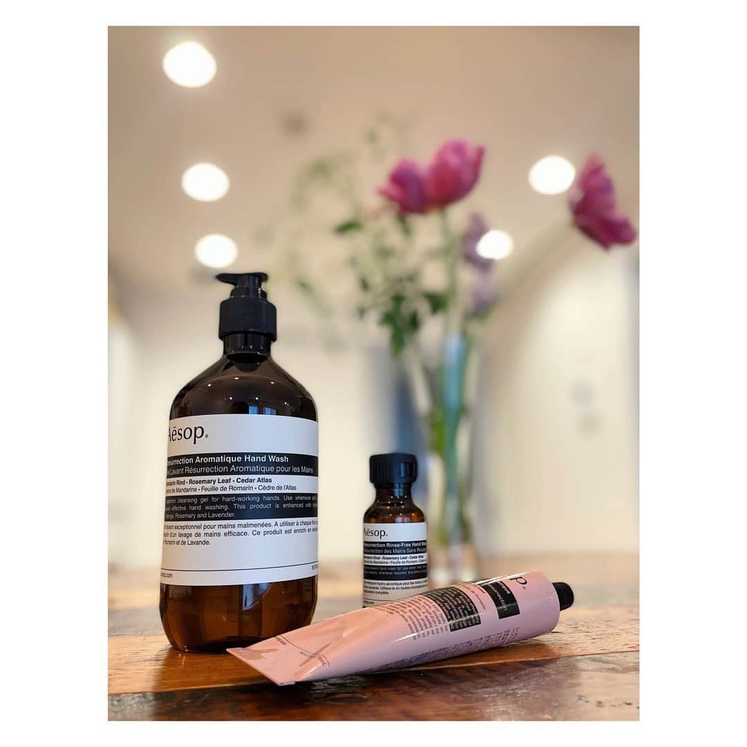 笹峯愛のインスタグラム：「いただいたAesop。  パッケージもオシャレだけど とにかく香りが好きです。  旦那の誕生日に Aesopの香水をプレゼントしたのだけど 普段は特に、香水など付けない人。  たまに気分をあげようと付けるようです。  そうすると私も 〝おぉ♡三浦さん、めっちゃ良い香りするじゃん！〟 とテンションがあがります。  慣れたパートナーにトキメク方法（笑）←正確にはパートナーにときめいているわけでは無いけれども、も、も、も。  #Aesop #癒し #オシャレ #香り#ナチュラル」
