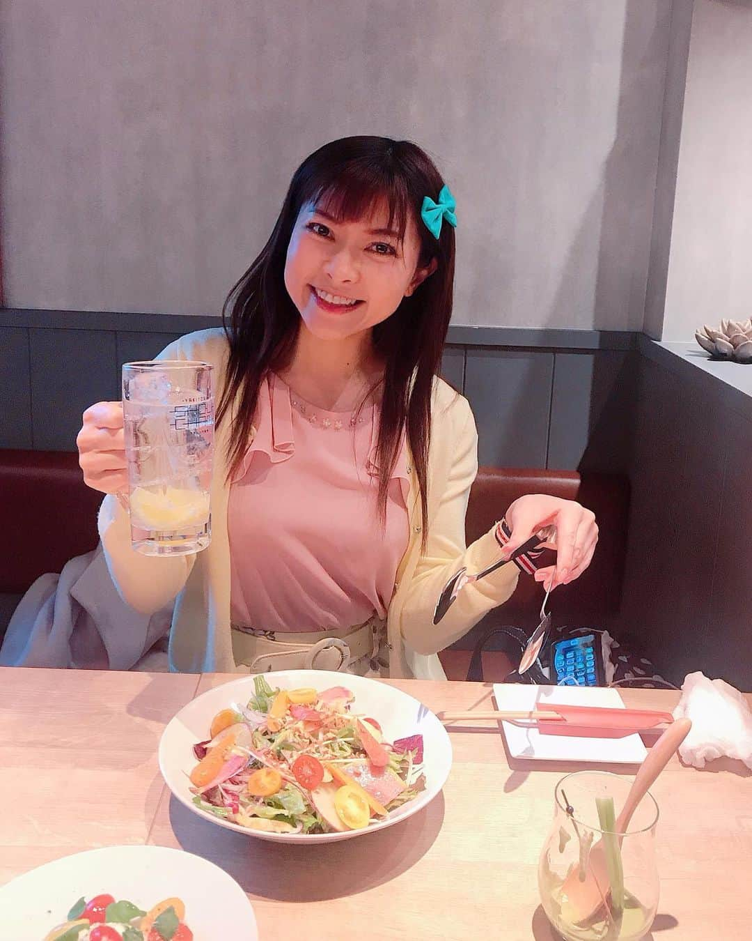 DJ MIYAさんのインスタグラム写真 - (DJ MIYAInstagram)「みんなやっほーん^ - ^ 今夜は六本木♪ 『焼き鳥ショウチャン六本木店』さんで焼きとりディナーしてきましたっ💖🍽  なーんと六本木交差点の角のビルの5階にあるから立地最強ですよねーん⭐︎✨🌟  おしゃれな創作料理、農家直送野菜や自家製ドリンクもいっぱいあるお店♪🌈  PR @yakitori.shouchan.roppongi  ◉お通し　塩セロリなどの新鮮野菜💖  ◉農家直送ガーデンサラダ　  わぁー！！鮮やかで綺麗な盛り付け⭐︎✨🌟💫⭐︎ お野菜がたっぷりぃー！  ◉焼き鳥　  山梨県産地鶏を料理人さんが備長炭でじっくりと焼いてくれる焼き鳥は もーぅ絶品♪♪  ちょうちん、ふりそで、もも  ◉丸ごとブラータの美味しいカプレーゼ 1200円  ナイフとフォークをいれると🍴ジュワーっと 広がるクリーミーな感じ。 まるで牧場の生乳がそのまま閉じ込められていたのではないかと思うほどフレッシュミルクのブラータチーズ。  旅番組にわたしは出ていたのですがイタリアでチーズ作りもしたことがあるのでかなりチーズマニアなんでぇーす♪^ - ^  ◉和牛ローストビーフ   こちらもとても繊細かつ美的センスが表現された逸品。 しっとりとしたローストビーフ が、柔らかー。とても美味しかった♪  お店の内装もとても可愛くて温かみのある空間ですね♪女子会やデートにおすすめ❤️  東京都港区六本木3-11-10ココ六本木ビル5階  #焼き鳥ショウチャン六本木店 # 焼き鳥ショウチャン #六本木居酒屋 #六本木焼き鳥 #六本木グルメ #グルメ女子 #グルメインフルエンサー #グルメ #港区グルメ #港区ディナー #六本木交差点 #六本木 #港区居酒屋 #デートスポット #六本木女子会 #女子会コーデ #東京 #東京グルメ #旅インフルエンサー #トラベルインフルエンサー #グルメインスタグラマー #インフルエンサー #インスタグラマー #ユーチューバー #トリドリベース #焼き鳥屋 #焼き鳥好き #六本木女子会 #六本木駅 #グルメスタグラマー #おしゃん」2月25日 0時25分 - dj_miya