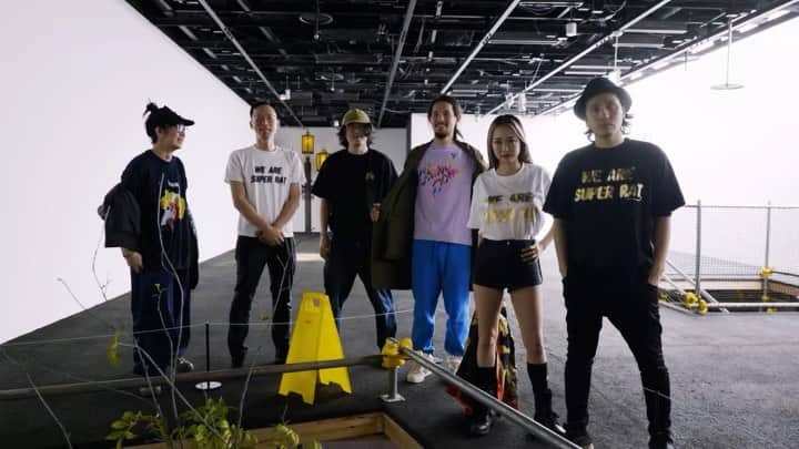 エリイ のインスタグラム：「タイダイの色味を研究したり、手染めの靴下を使ったり、こだわってグッズを作りました。 We Are Super Rat Tシャツおすすめ #金三昧 #chimpom #wearesuperrat」