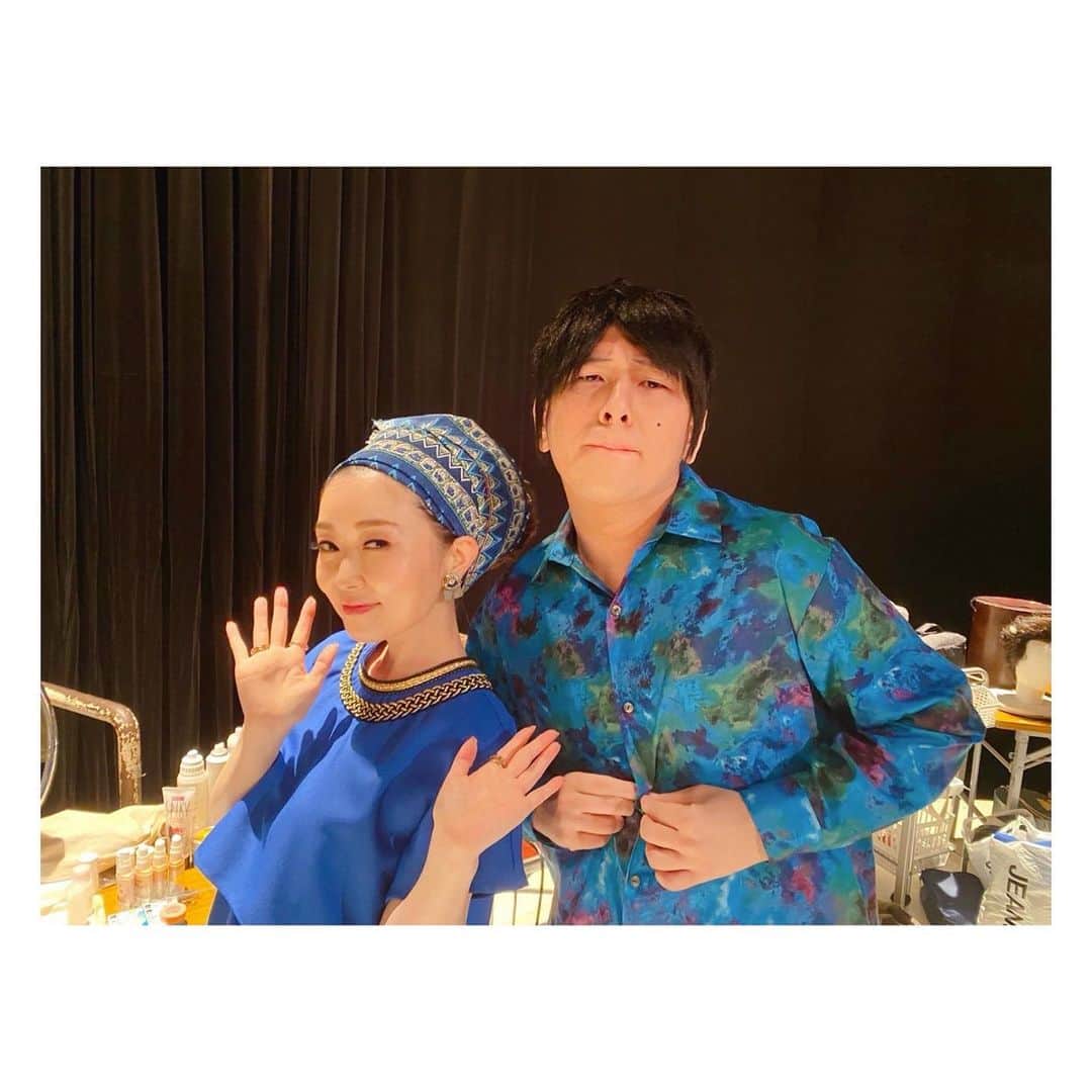 荒牧陽子のインスタグラム：「2022.2.25  出演情報 ┈︎┈︎┈︎┈︎┈︎┈︎┈︎┈︎┈︎┈︎┈︎┈︎ ■2月25日(金) 19:00〜 TBS系列『金スマ』ものまね3時間SP ⁡ コラボ祭りだよ✨ ⁡ ものまねって、いつも戦ってるから たまにこーゆーの、嬉しい😊 ⁡ 色々歌わせていただいています。 どんな風になってるか… 見てのお楽しみ！😱💨 ⁡ （写真は…？🥰） ⁡ 盛り沢山すぎて 瞬きできんよ？😳✨ ┈︎┈︎┈︎┈︎┈︎┈︎┈︎┈︎┈︎┈︎┈︎┈︎ #荒牧陽子 #金スマ」