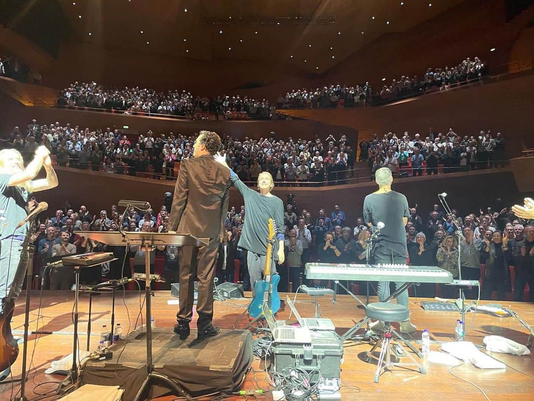 ミューのインスタグラム：「Tak København! Yesterday was such a perfect end to this tour with @dkunderholdningsorkester which we have enjoyed immensely! Thank you to all who attended 🧡It means a lot to us!」
