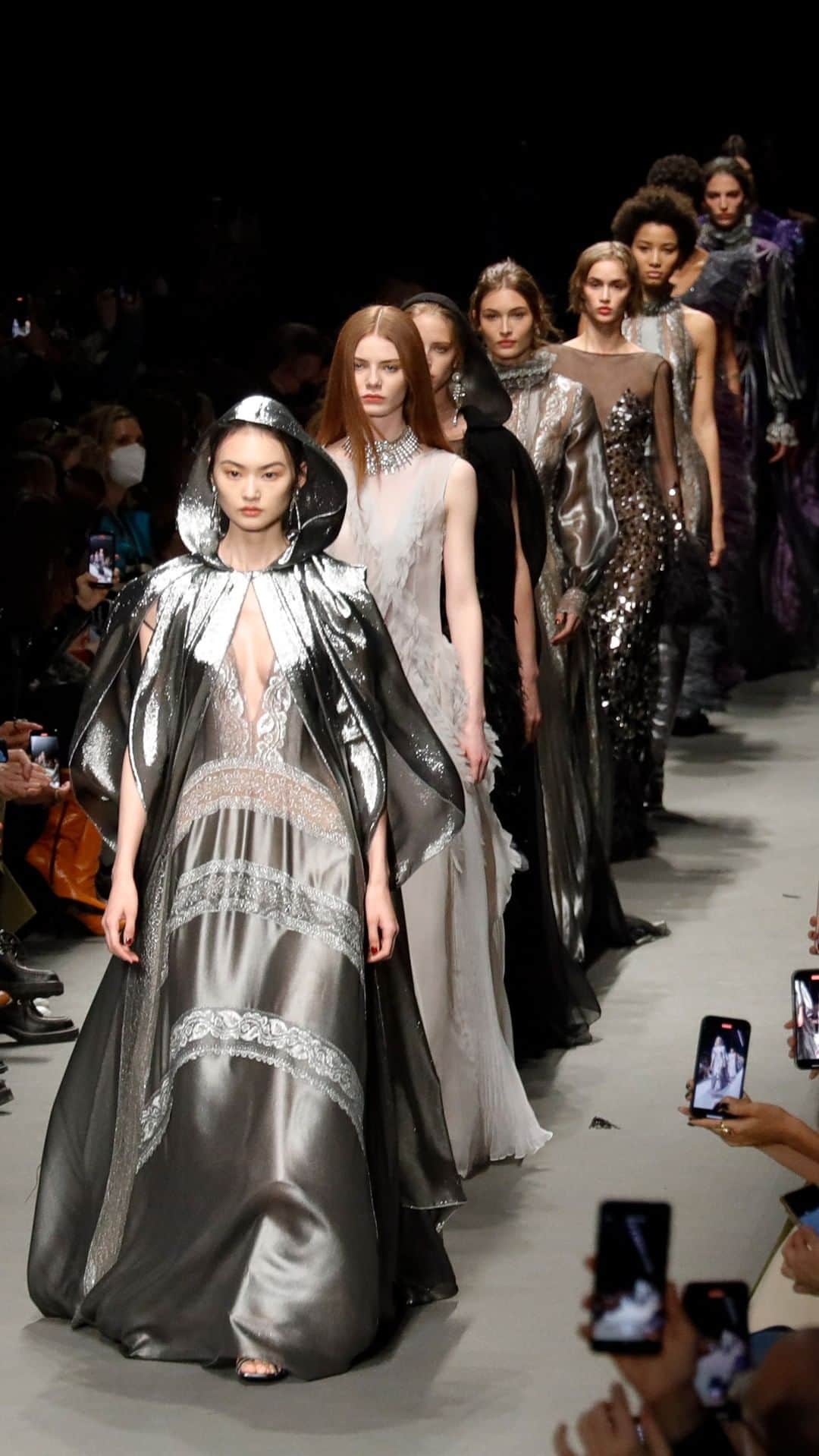 アルベルタフェレッティのインスタグラム：「“In a new light” Relive the Alberta Ferretti Fall Winter 2022 show  #AlbertaFerretti #FW22 #MFW」