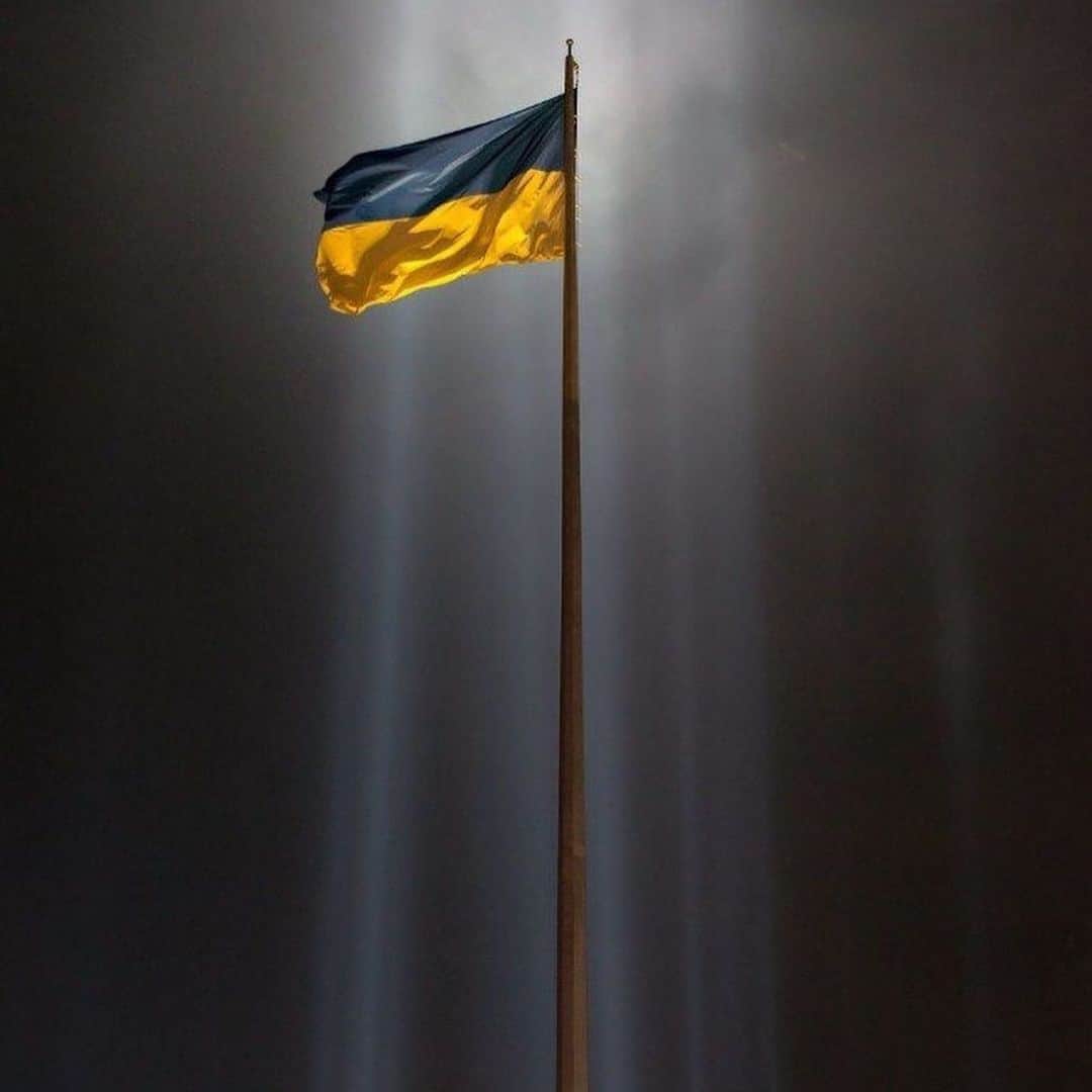 リアーナ・バートレットさんのインスタグラム写真 - (リアーナ・バートレットInstagram)「I was born and raised in Ukraine 🇺🇦 My prayers are going to my family and millions of Ukrainians.  #Ukraine #nowar」2月25日 3時15分 - leannabartlett