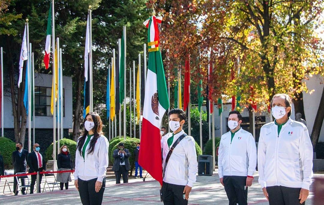 Donovan Carrillo Suazoのインスタグラム：「Un compromiso que yo me he propuesto en cada una de mis competencias es representar con orgullo y respeto a México, mostrar a nivel internacionales nuestra cultura, nuestras tradiciones, la alegría que nos caracteriza.  Hace unos días tuve la oportunidad de portar con gran honor y felicidad la bandera mexicana, mostrándole al mundo que los mexicanos habíamos llegado para hacer historia.  Hoy en el Día de la Bandera quiero homenajear y agradecer por mis colores y dar gracias por luchar en cada entrenamiento por volverla alzar.」