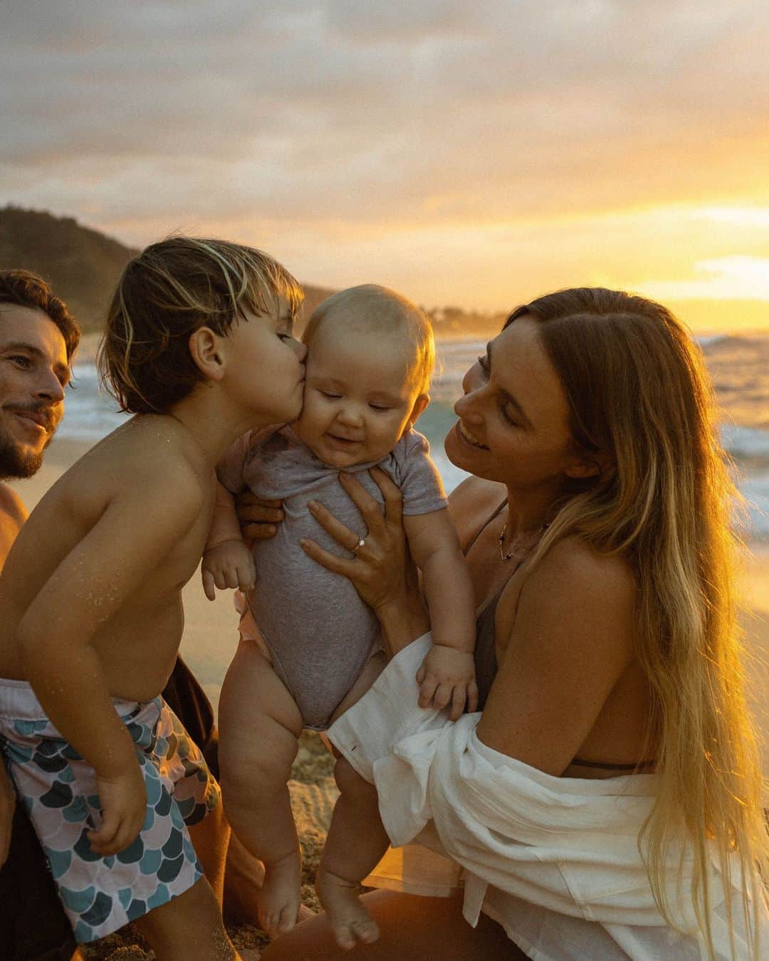 アラナ・ブランチャードのインスタグラム：「Banks is the best big brother it make my heart melt watching them together. At first Banks didn’t want to much to do with Koda but now all he wants to do is cuddle him (sometimes to hard🤪) Banks already calls Koda his best friend and he tells us he can’t wait for Koda to get bigger so he can teach him how to do things😭 pic: @estherscanon」