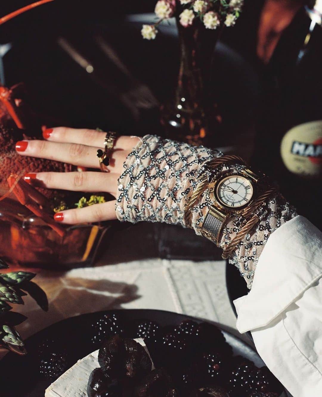 Charriol Japanのインスタグラム：「腕元から春に着替えよう… Forever watch⌚︎🌸 . . . ⁠ #lovecharriol #coupleshoot #barefootluxury #jewelrytrends #jewelryaddict #charriol⁠ #シャリオール @charriol_jp」