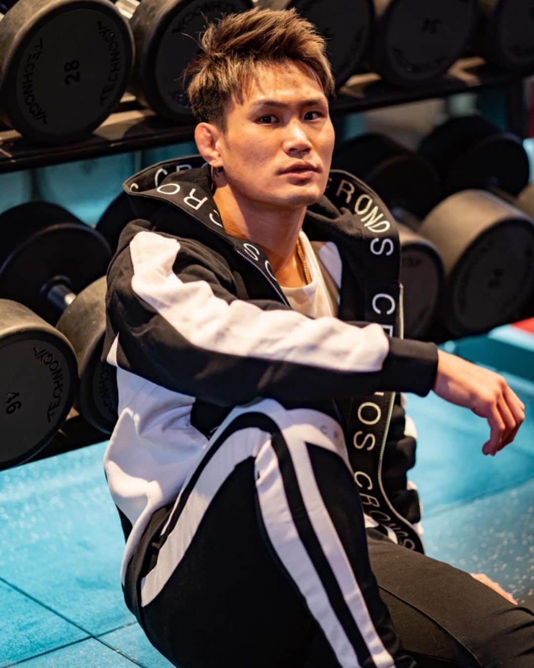金太郎のインスタグラム：「モデルは難しい👊🏽  @cronos_apparel  @cronos_apparel_osaka  @mtk0804 📸」
