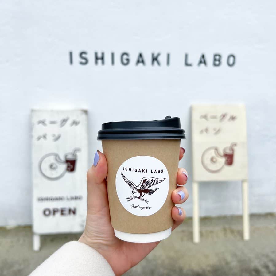 岩間恵のインスタグラム：「☕️🥖♡  #ネイルは左手がパープル #右手はイエロー #迷った挙句 #左右で色変えた #ishigakilabo」