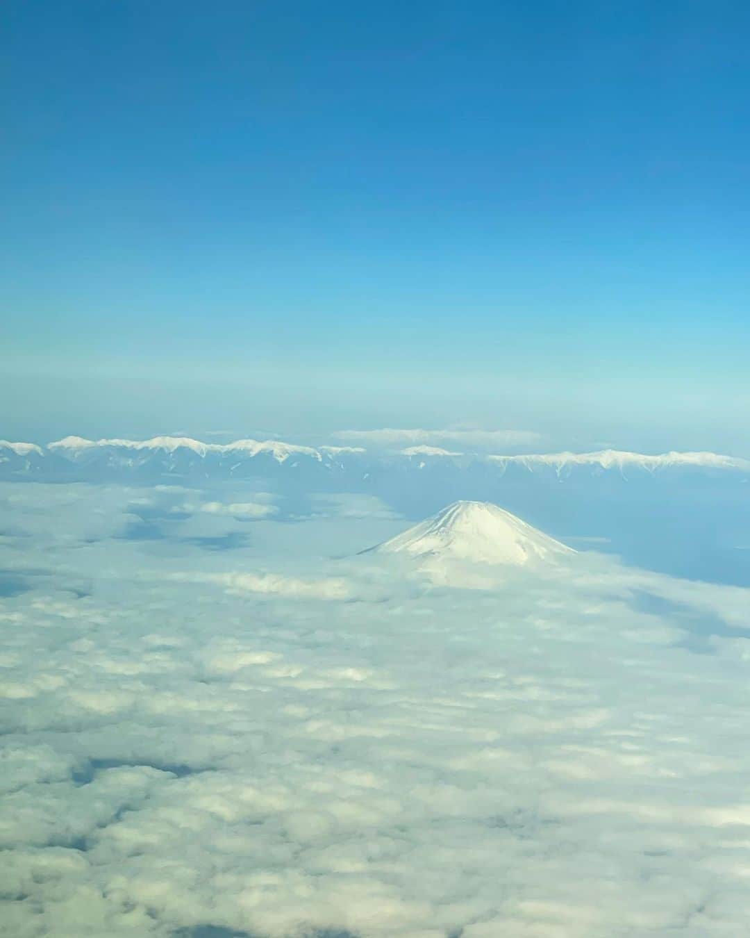 坂元美香さんのインスタグラム写真 - (坂元美香Instagram)「おはよー  昨日飛行機から見えた富士山。 毎日遠くから憧れてる存在なのに 上から見てる不思議。 いいことありそう✨とワクワクしてました😆  #富士山」2月25日 6時51分 - mika_saka