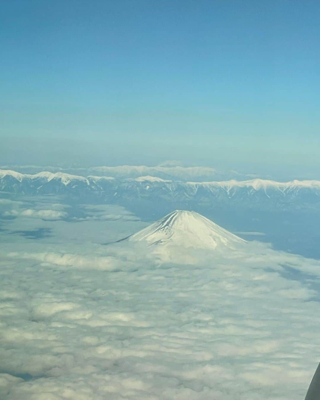坂元美香さんのインスタグラム写真 - (坂元美香Instagram)「おはよー  昨日飛行機から見えた富士山。 毎日遠くから憧れてる存在なのに 上から見てる不思議。 いいことありそう✨とワクワクしてました😆  #富士山」2月25日 6時51分 - mika_saka