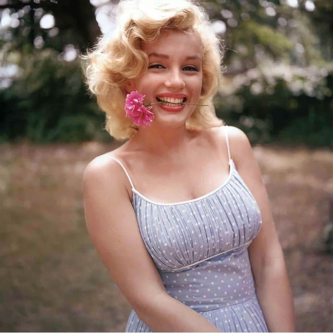 マリリン・モンローのインスタグラム：「Marilyn in 1957 🌸」