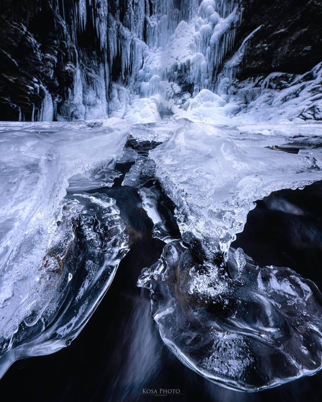 コサさんのインスタグラム写真 - (コサInstagram)「Icefall  今季はラストチャンスかなぁ〜って思って、ずっと行きたと思ってた氷爆にトライしてきました👍  これどうやって撮影してるか？ ストーリーもしくはハイライトをご覧下さい . Location:徳島 Tokushima / Japan🇯🇵 Date:2022年2月 Camera:Z9/14-24mm f2.8 SpecialThanks:@wagoimages . #tokyocameraclub #art_of_japan_ #team_jp_ #photo_jpn #sorakataphoto #LBJ_KING #mst_member #広がり同盟メンバー #special_spot_legend #氷爆 #hubsplanet #1x_japan #YourShotPhotographer #awesome_photographers #planet_earth_shots #ig_captures #earthplanet_pics #master_gallery #master_shots #majestic_earth_ #Impressive_gallery #beautiful_photo_jpn #Japan_Daytime_View #raytrek_oshanpoto #longexposure_japan #longexposure_shots #longexpo_addiction #jgrv_member #light_nikon #Zcreators」2月25日 7時03分 - kosa_photo