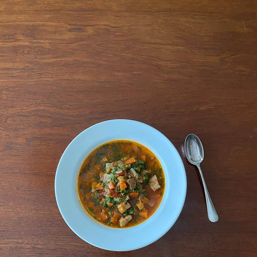 伊藤まさこのインスタグラム：「塩づけ豚肉といろんな野菜のスープ。3日目の今日はケールを足してみた。おはよう🌞」