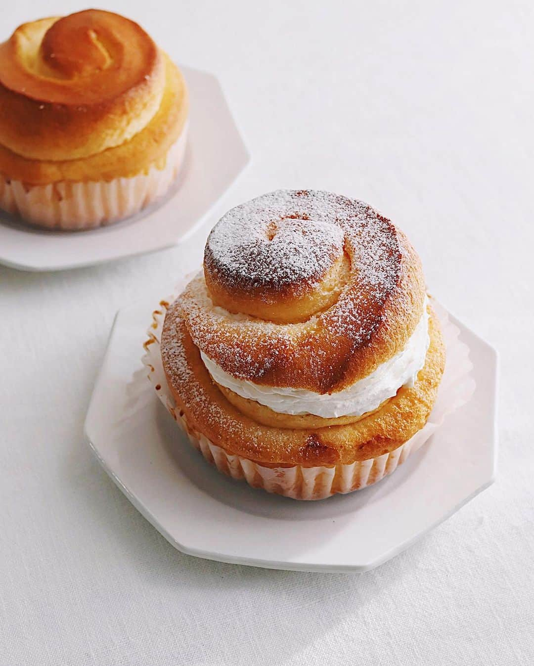 樋口正樹のインスタグラム：「Semla ☕️ . 今朝はくるくるかわいい アンデルセンエトランゼ。 ちょっとだけ手を加えて 北欧で春に出る菓子パン セムラみたいにしてみた😋 . あたまを少しカットして 中にマーマレード詰めて さらにホイップを重ねて くるくるの上部を被して 粉砂糖ふりふりしました。 . エトランゼにホイップは 間違いないおいしさてす。 行きつけの店舗で人気は 現在４位だけど、３位に なれるはず。自由が丘店。 . ちなみにアンデルセンの パンのラインナップには 生クリームのホイップの 入ったパンがなく不思議。 なんでないのですかねぇ🤔 @andersen_official_jp . . . . #semla #セムラ #アンデルセンエトランゼ #エトランゼ #菓子パン #北欧のパン #北欧菓子 #アンデルセン #アンデルセンのパン #パンのある暮らし #パンのある生活 #牛乳パン #マリトッツォ #ラスキアイスプッラ #ヒュッゲ #andersen #hygge #nordicfood #Laskiaispulla」