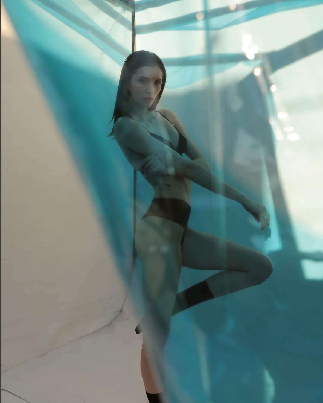 ジャーダン・ミラーのインスタグラム：「catches reflection in mirror for 3.5 seconds before putting PJ’s back on. photographed by @collinstark」