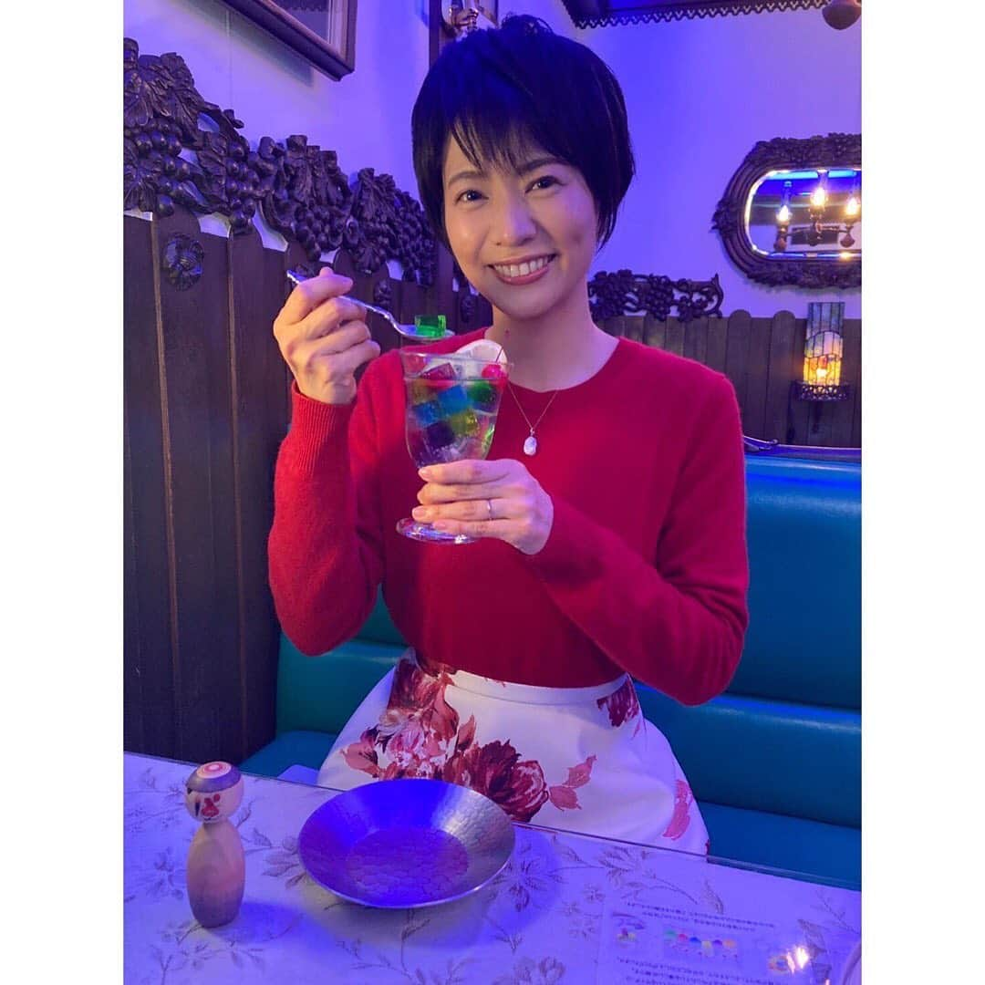 村井美樹さんのインスタグラム写真 - (村井美樹Instagram)「2/24発売『週刊新潮・3月3日号』の「とっておき私の京都」のページ。  4回連載中の2回目は「喫茶ソワレ」を紹介させていただきました☺️  高校時代から通っていたソワレ。 人気メニューのゼリーポンチはカラフルなゼリーが美しくて、まるで宝石箱のよう💎✨ 他のメニューも美味しそうだけどやっぱりこれを頼んでしまう。  お店に入った瞬間、ソワレブルーに包まれるのも好きです☺️  #週刊新潮 #京都　#京都カフェ  #ソワレ #ゼリーポンチ　#旅こけし　#佐藤裕介工人」2月25日 8時38分 - miki_murai_