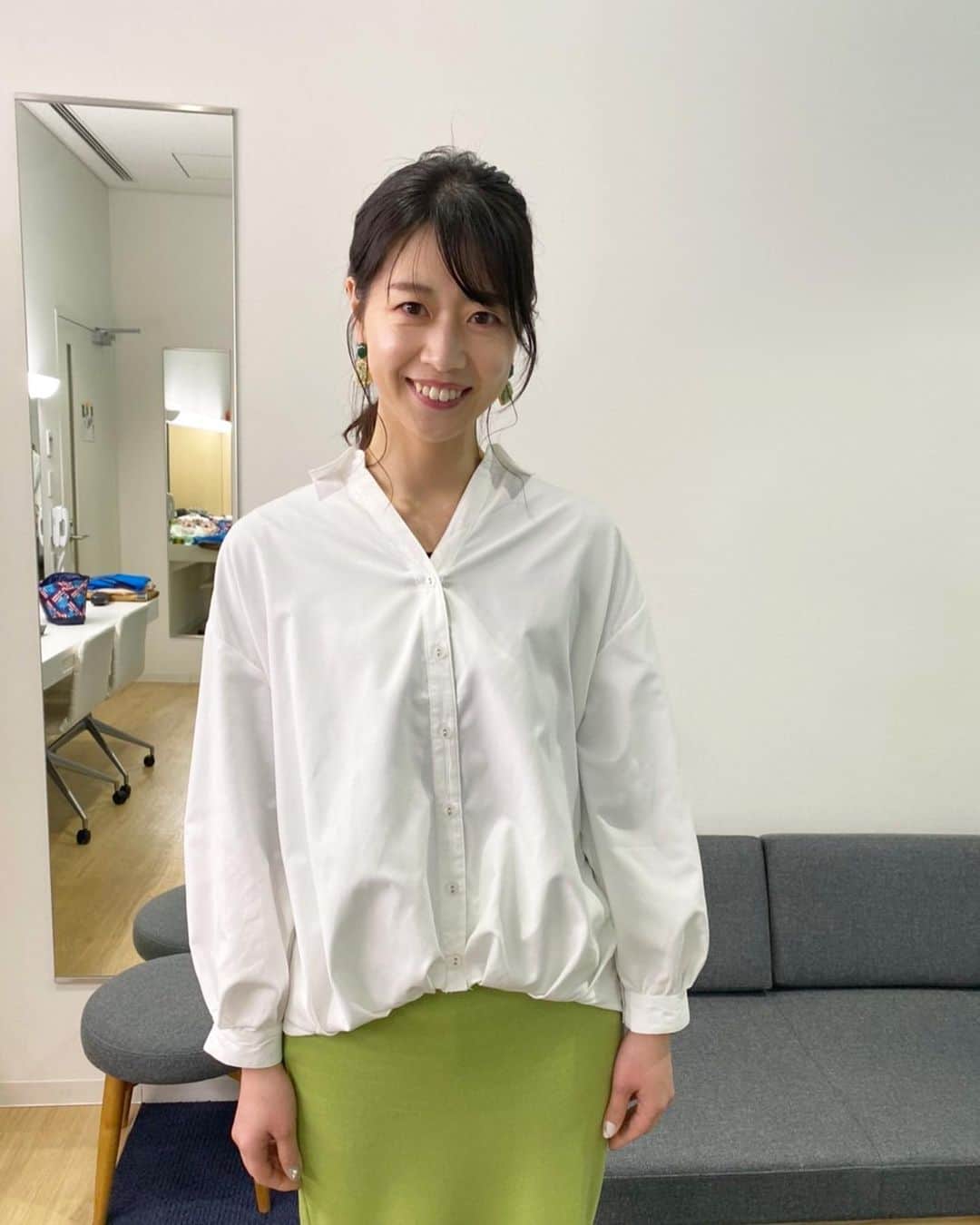 虎谷温子のインスタグラム：「白いシャツに苦手意識があったのですが(似合わないので)、これは形なのか、素材なのかあまり違和感なく着られた…ような気がします！ @sumatanentame  で衣装ご紹介しておりますので、よかったらご覧ください！ 髪の毛は安定の @aic_hair_makeup  さんです😊」