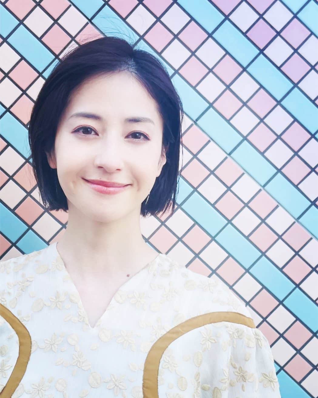 松本若菜のインスタグラム：「本日、また一つ年齢を重ねました。  誕生日おめでとうという言葉は何歳になっても照れくさく、でも嬉しいものです。  誕生日を現場で過ごせることが何よりも幸せなことです。  1ヶ月前の1月25日に"誕生日おめでとう"とフライングバースデーメッセージをくれた38年前に激痛に耐えながら産んでくれた母、いつまで経っても私を小さな子のように心配するも不器用すぎて表現が下手すぎる父の元に生まれて幸せです。  さ、今日は長い長い一日になります！ いつも通り、過ごしてきます。」