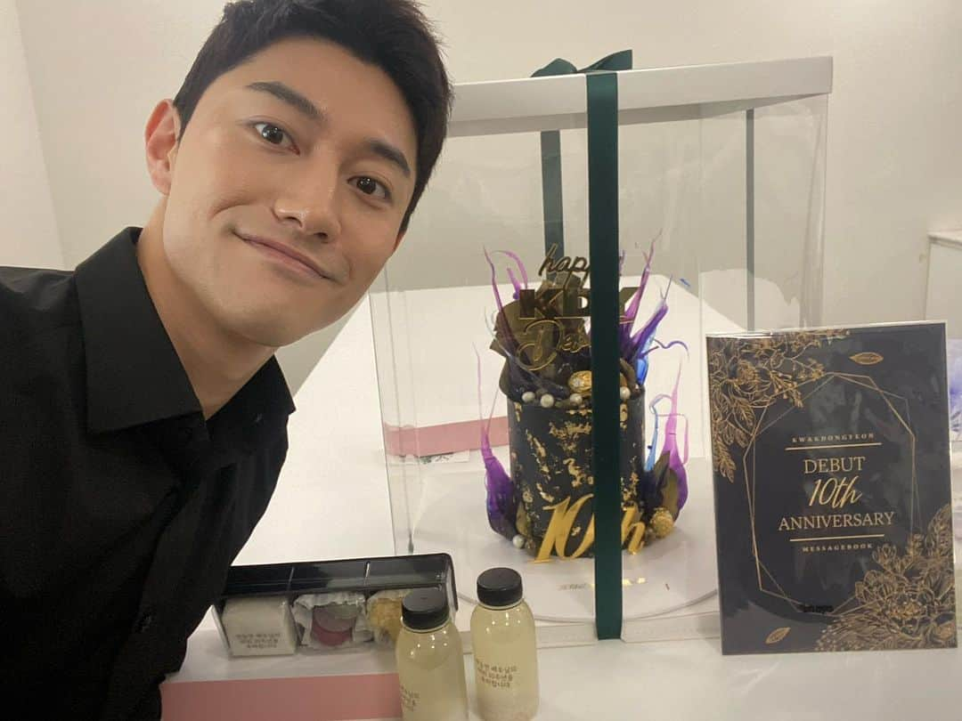 クァク・ドンヨンのインスタグラム：「우리 심장곽동 잊지않고 축하해주셔서 감사합니다 ❤️  데뷔 10일차라니 정말 놀랍네요  앞으로도 열심히 해볼게요🫀👋🏻」