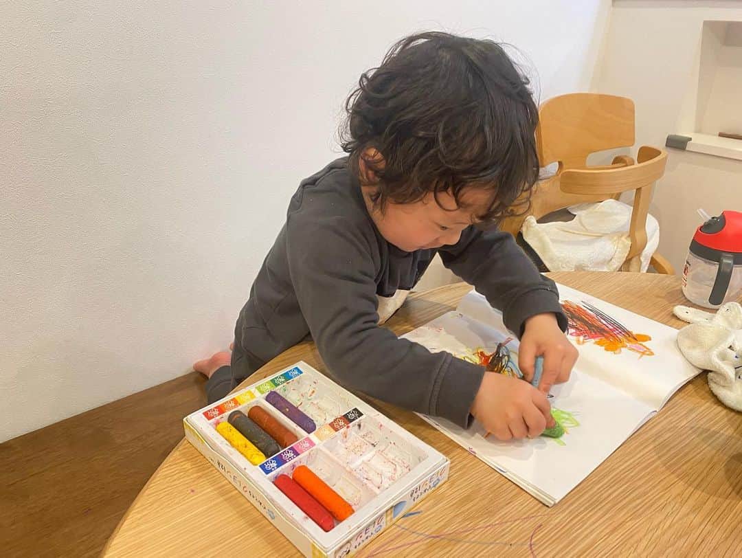 江原千鶴（エハラチヅル）さんのインスタグラム写真 - (江原千鶴（エハラチヅル）Instagram)「幼稚園では顔を描いたりしてるけど、家でお絵描きすると、基本ぐちゃぐちゃですw  うたくんは自由にやりたいから、横から口出しすると、やめて！ってなっちゃうw  「こうしたらどう？」って提案しながら、うたくんにぴったりの案があれば、「あー！そうしてみようか！」と乗ってきます。  ママは時々、プレゼン上手な敏腕営業マンにならなくてはいけません。  みーんなタイプが違うから、子育ては全て同じようにいかない。 私も試行錯誤しながら成長中。  #うたくん成長記録 #3歳3カ月  #もうすぐ年少さん #子育て」2月25日 10時33分 - eharachizuru