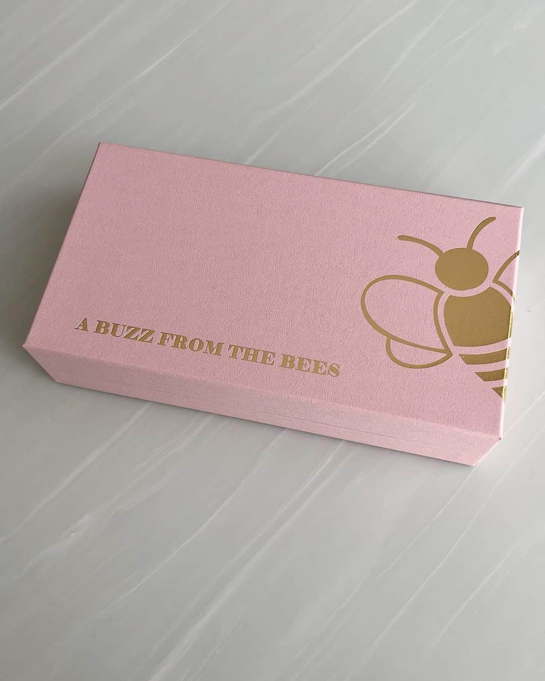 翁安芸さんのインスタグラム写真 - (翁安芸Instagram)「Love this pink box..🍯🐝💕💓  @thebees.jp のピンクのギフトボックス。毎日欠かせない3種類のはちみつとオリジナルのスプーンのセット💗💗💗  #abuzzfromthebees #thebees #honey #はちみつ #ギフトボックス #🐝」2月25日 11時15分 - akinyc