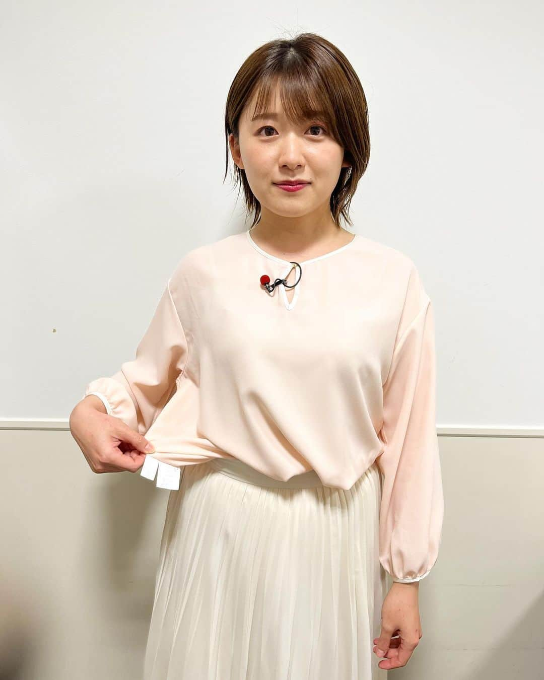 尾崎里紗のインスタグラム：「1ヶ月のZIP！ショービズ代打、 今日で一段落でした🌼 水トさんを筆頭に、笑顔と情報がいっぱいの2時間10分！ 楽しかった〜  久しぶりの早朝からの勤務で寝ぼけていたのか、 衣装を裏返しで着ていました・・ （朝6:21くらいまで裏返ってた）  . #ZIP！ #久しぶりにお目にかかれた方も多かったかと思います #引き続きバゲットもよろしくお願い致します☺️ #来週は　#忽滑谷アナ #北京から戻ってきます✨」