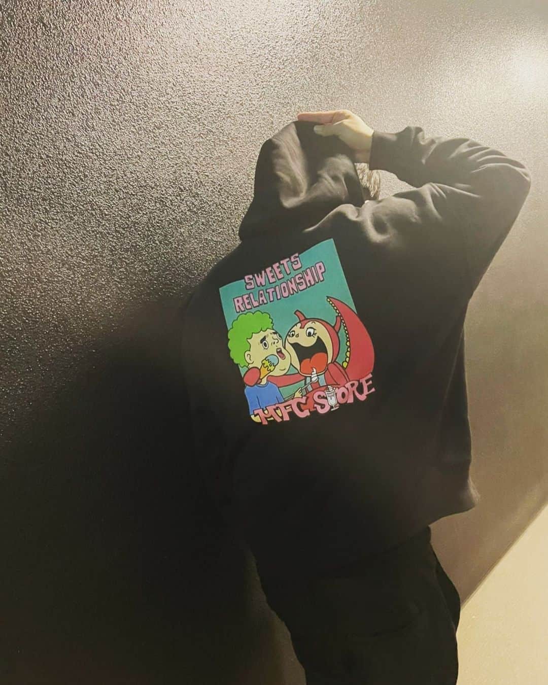 毛利大亮のインスタグラム：「秋山ありがとー！そして！おめでとうー♪ テルオのファンです！私！ 素敵なコラボ！ フーディー以外にも素敵な服が沢山リリースされます‼️ @mfc_store  @akiyama.0624  @headsarttokyo  BIG RESPECT #mfcstore」