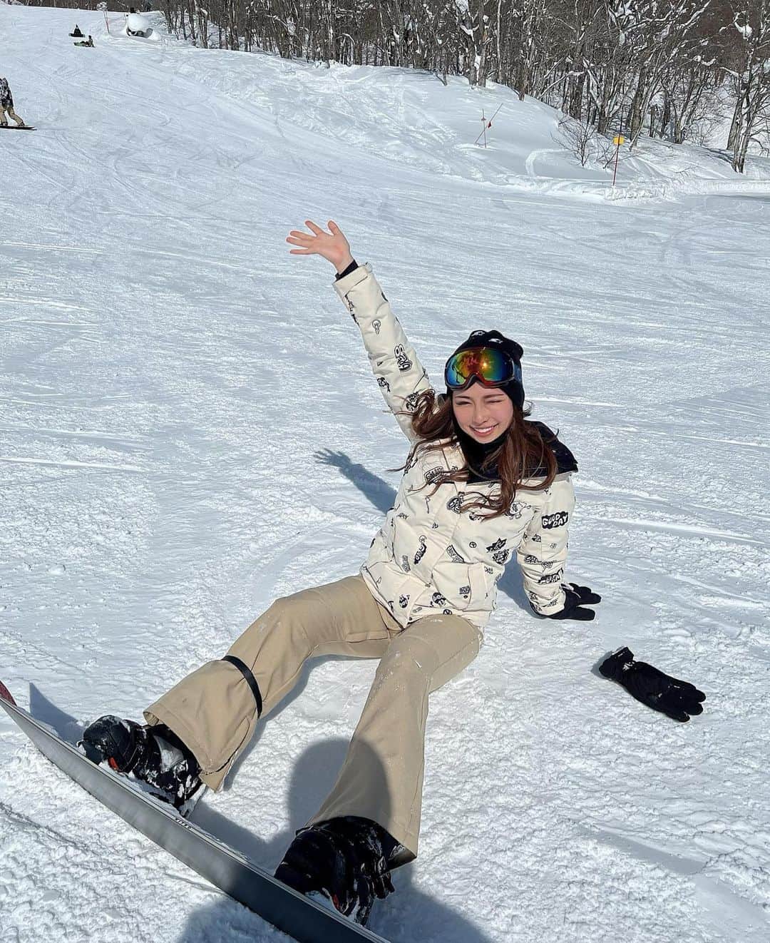  りさぶーのインスタグラム：「ニセコからの白馬村✈️❄️ 今年もスノボたくさんできて幸せ〜🥰 うまくなりました🤍 #snowboarding #me #スノボ女子 #ニセコ #北海道」