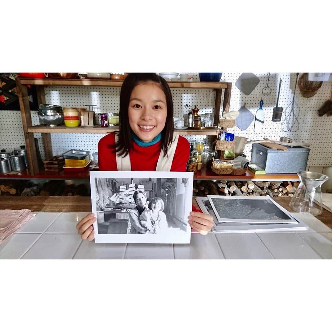 芳根京子さんのインスタグラム写真 - (芳根京子Instagram)「本日映画「Arc アーク」 Blu-ray＆DVDが発売されました！  リナとして長い時間を過ごしましたので 一つの作品と思えないくらい ビジュアルの変化が沢山ありました。 せっかくなので色々載せてみます。  石川監督が「芳根京子のカタログ」って笑いながらおっしゃってくださったのが すごく嬉しかったです。  1つの役を何年も何十年も生きるというのは朝ドラの時も経験させてもらったので、 取材で「一度年を重ねる役やりましたもんね」「朝ドラでの経験が役立った時はありましたか？」とよく聞いていただきましたが...  今回は普通とは全く違う時間の流れ方、 時が動いているのか止まっているのか、不老化という未知な世界を体験させてもらいました。  なので朝ドラの時の年の重ね方とは全くの別物で、 むしろ一度そういう役をやったことがあるから今回なおさら難しいと思うところもありました。  そんな贅沢な壁のぶつかり方あります？笑 観ていただければ感じてもらえるかなと思います。  毎日のように現れる試練に石川監督と二人三脚で立ち向かって、たくさん悩んで、美味しいものを沢山食べて。笑  みんなで戦った石川組でのあの日々を私は今も、これからも、ずっと忘れません。  リナと共に過ごしたというより、 リナとして生きた時間でした。 沢山泣いて、沢山笑いました。  もしお時間、ご興味があれば是非ご覧ください。 まだまだ沢山の方に観ていただきたい作品です。 よろしくお願いします(^^)  -------------- あらすじ  私は世界に触れる―― 人類初、永遠の命を得た 女性の物語  舞台はそう遠くない未来。 17歳で人生に自由を求め、生まれたばかりの息子と別れて放浪生活を送っていたリナ（芳根京子）は、 19歳で師となるエマ（寺島しのぶ）と出会い、彼女の下で＜ボディワークス＞を作るという仕事に就く。 それは最愛の存在を亡くした人々のために、遺体を生きていた姿のまま保存できるように施術（プラスティネーション）する仕事であった。エマの弟・天音（岡田将生）はこの技術を発展させ、遂にストップエイジングによる「不老不死」を完成させる。 リナはその施術を受けた世界初の女性となり、30歳の身体のまま永遠の人生を生きていくことになるが・・・。  --------------  #Arc  #長くなってもた #最後まで読んでくださり #ありがとうございます (^^)」2月25日 12時24分 - yoshinekyoko