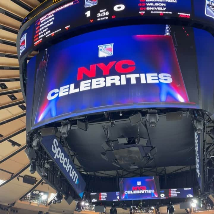 サラ・ヒューズのインスタグラム：「Let’s go @nyrangers 🥅🏒❤️」