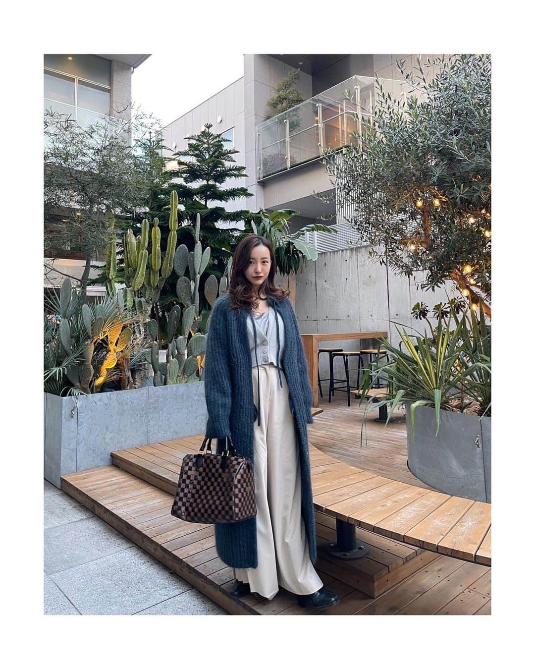 のインスタグラム：「Fashion👢🕶 たくさんご質問いただいたtopsは FRAYI.Dのものです🤍  #knitcoat  @fray_id  #tops @fray_id  #bottoms  @amerivintage  #bag  @louisvuitton  #ootd #fashion」