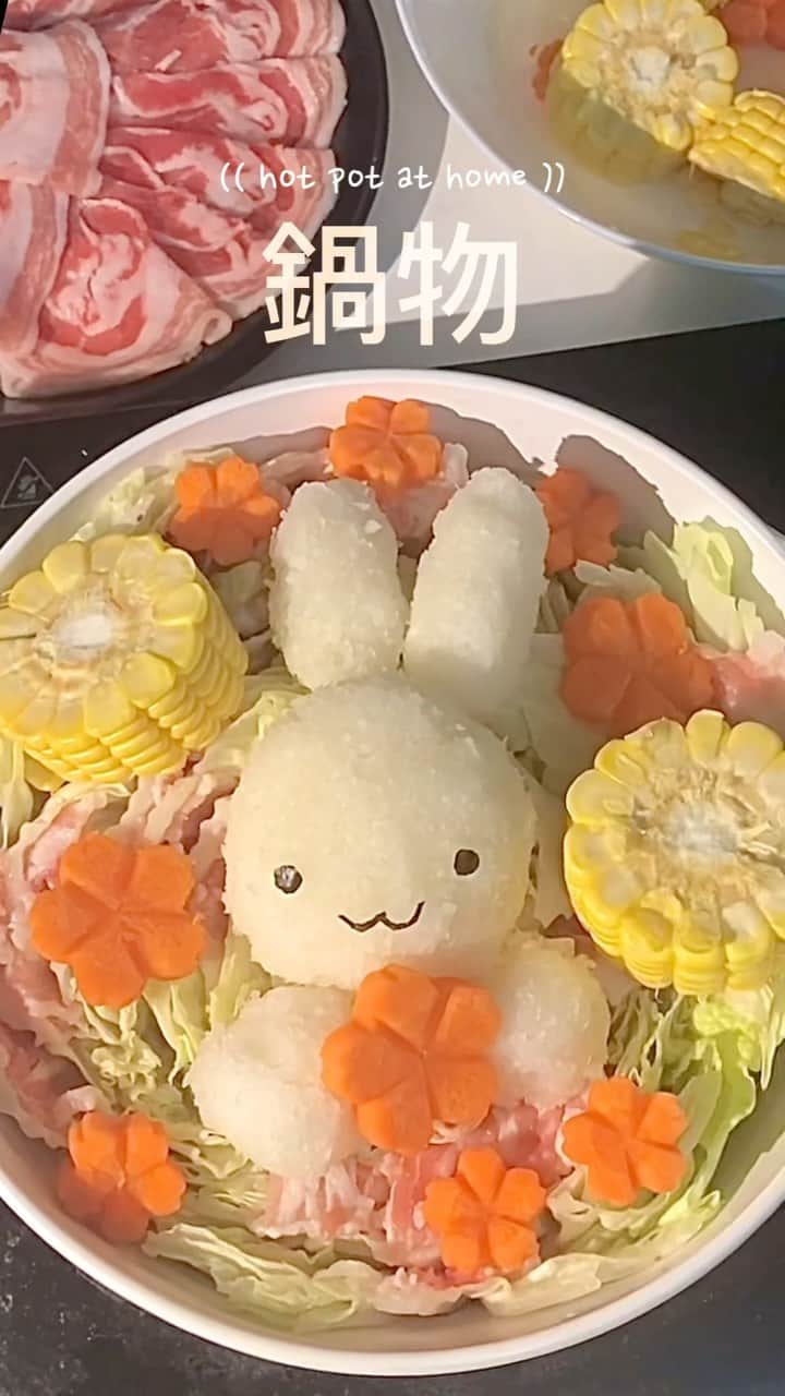 Song Sweet Songのインスタグラム：「いただきます〜🍲 Let's have a simply NABE today🐰 ทานนาเบะกันค้าบบ~ แค่ใส่ผัก+ใส่หมู+ใส่ซุปที่ชอบ แล้วก็ต้มโลดด 💕✨ ทำง่ายแต่อย่อยมากก😊💖  #songsweetsong  #songsweetsong_food #homecooking  #homecook  #おうちごはん  #鍋  #맛스타그램  #먹스타그램  #ทำเองกินเอง」