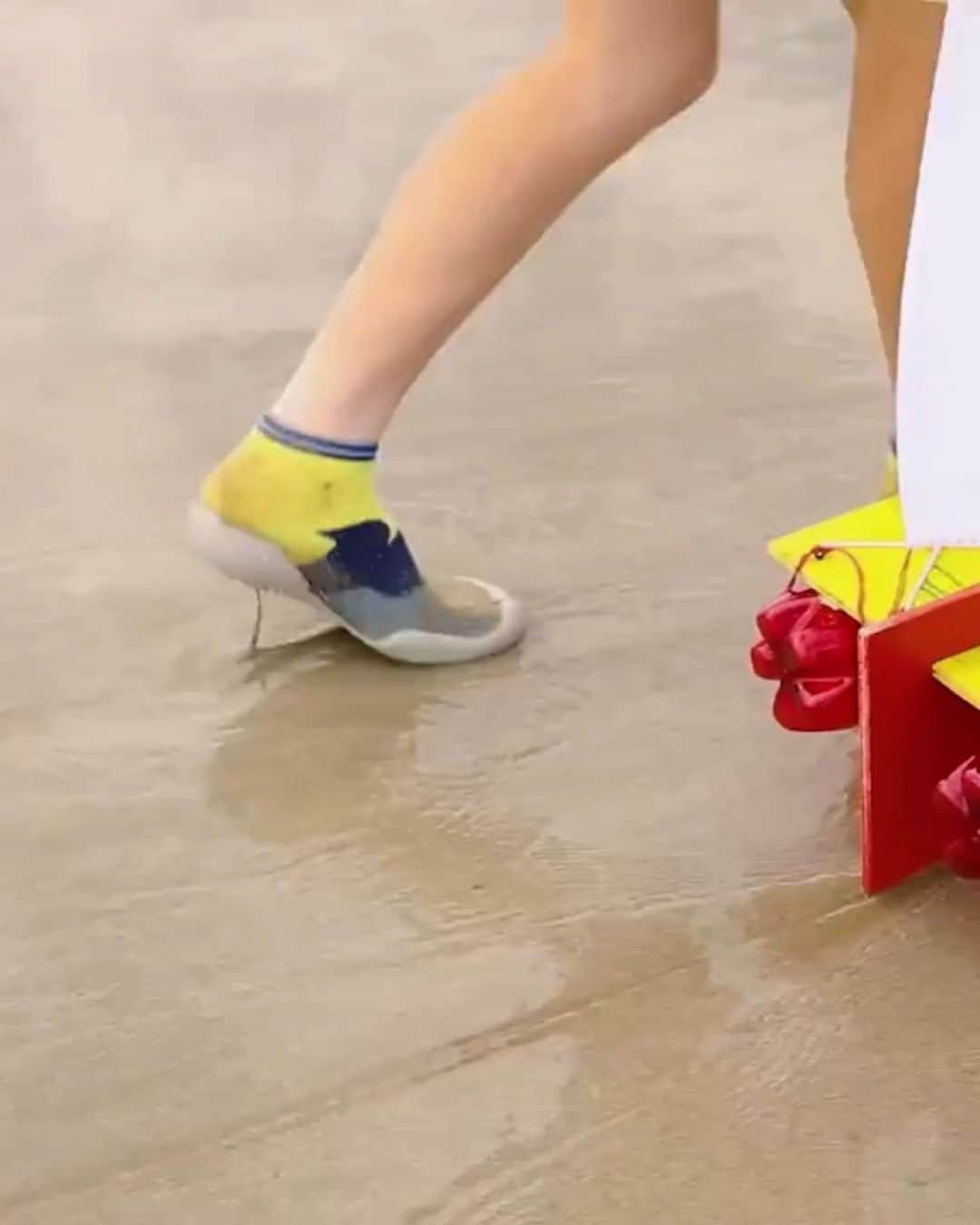 コレジアンのインスタグラム：「Stay tuned! We will launch new slippers soon! 🌊 Coming soon! 😃😬👏 We hope you are as excited as we are! #cleantheocean #savethesea  . Vidéo @laralutzphotography  Styling @alizee.clmt 🤩 . #collegien #collegien_officiel #madeinfrance #slippers #newin #ecofriendly #durable #fashion #style #ss22  #newcollection #pe22  #staytuned #comingsoon #marineplastic #seaqual #seaqualfriends #seaqualinitiative」