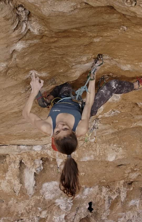 ローラ・ロゴラのインスタグラム：「Remember of a day in Gaeta with @steghiso trying "Arenauta". If you want to know a bit more about this old project, check out the video of his ascent on his YouTube channel! 📹 @soulfilmproduction . . #climbing_pictures_of_instagram #picoftheday #loveclimbing #climbforlife #escalade #escalada #grimper #klettern #montura #wildclimb  #italy #rome #bomber #instagood #instalike  #instagram @nutrimuscle.it @agripp_climbingholds @montura_official @wildclimb @fiammeoromoena @dao_sport @visittrentino @team_edelrid @monkey.hands」