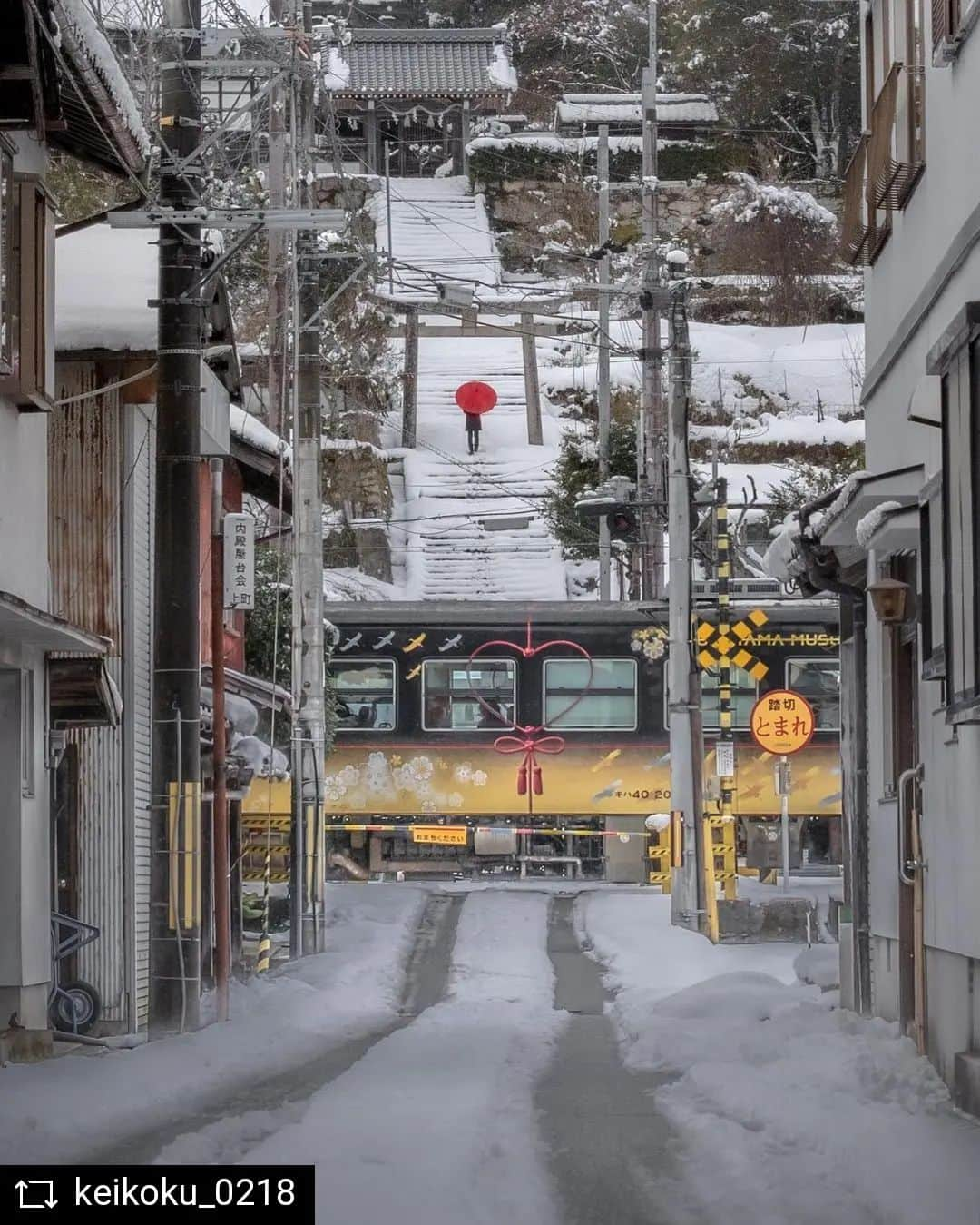 兵庫県さんのインスタグラム写真 - (兵庫県Instagram)「兵庫県公式インスタグラム『love_hyogo』です。  love_hyogoでは皆さんが #lovehyogo のハッシュタグをつけて投稿していただいた写真を紹介させていただきます。  本日のピックアップは @keikoku_0218 さんのお写真です👑 ハッシュタグをつけての投稿ありがとうございます🙏🏻  写真は、朝来市の竹田城下 寺町通りにある「表米（ひょうまい）神社」です📷✨ This picture is the approach to a Hyomai Shrine (near Takeda Castel) and special sightseeing train “Umiyamamusubi”  山門に続く長い石段と降り積もった雪❄️まるで映画のワンシーンを切り取ったような素敵な光景ですね❄️✨参道に続く踏切を走るのは“しあわせな縁を結ぶ”思いの込められた、愛称「うみやまむすび」という列車です🚃✨  表米神社には全国的にも珍しい、半円形で6段の石積みが施された「相撲桟敷（すもうさじき）」が残っています⛩土俵を囲んで、現在の野外観覧席のような趣☝️✨また、舞堂（舞台）もあり歌舞伎など芝居見物に使用されていたとされています😊✨  兵庫にまつわる投稿は #lovehyogo のハッシュタグをお願いします👈  ---------------------------------------------------------------------------  兵庫県では、新型コロナウイルス感染拡大を予防する『ひょうごスタイル』（📍3密（密閉、密集、密接）の回避📍身体的距離の確保📍マスクの着用等）の推進のご協力をお願いしています。  ---------------------------------------------------------------------------  #兵庫県#兵庫#hyogo #lovehyogo#love_hyogo #japan #photooftheday#followme #instagood #photography #picooftheday #happy #scenary #朝来市 #表米神社 #相撲桟敷 #県指定有形民俗文化財 #うみやまむすび  #兵庫の名勝 #フォトジェニック #自慢したい兵庫」2月25日 16時01分 - love_hyogo