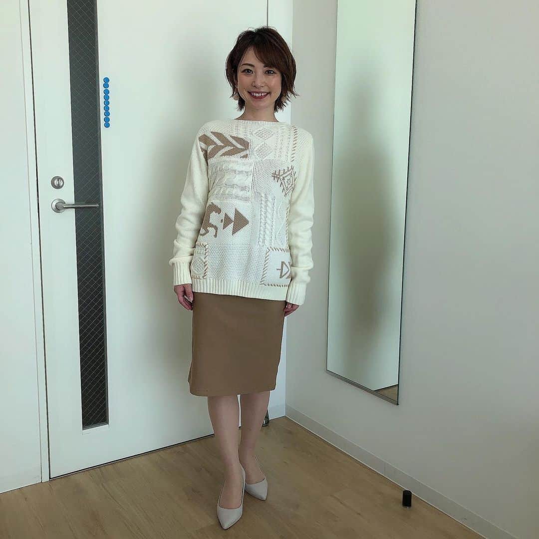 のインスタグラム：「先週と今週のミヤネ屋の衣装です😊 全然更新してないなーって思ってたけど、ことし初投稿だったわ😂  先週は#aries 今週は#イーザッカマニアストアーズ  #ルピス」