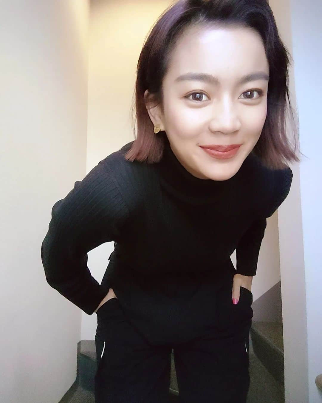 平アスカのインスタグラム：「ブラックコーデ🖤 . . . 20:30〜インスタライブ ▶@lildor_official  21:00〜新作ドレス販売 ブランドアカウントをチェック✨ #code #fashion #ブラックコーデ #マニッシュ #マニッシュコーデ #パンツスタイル」