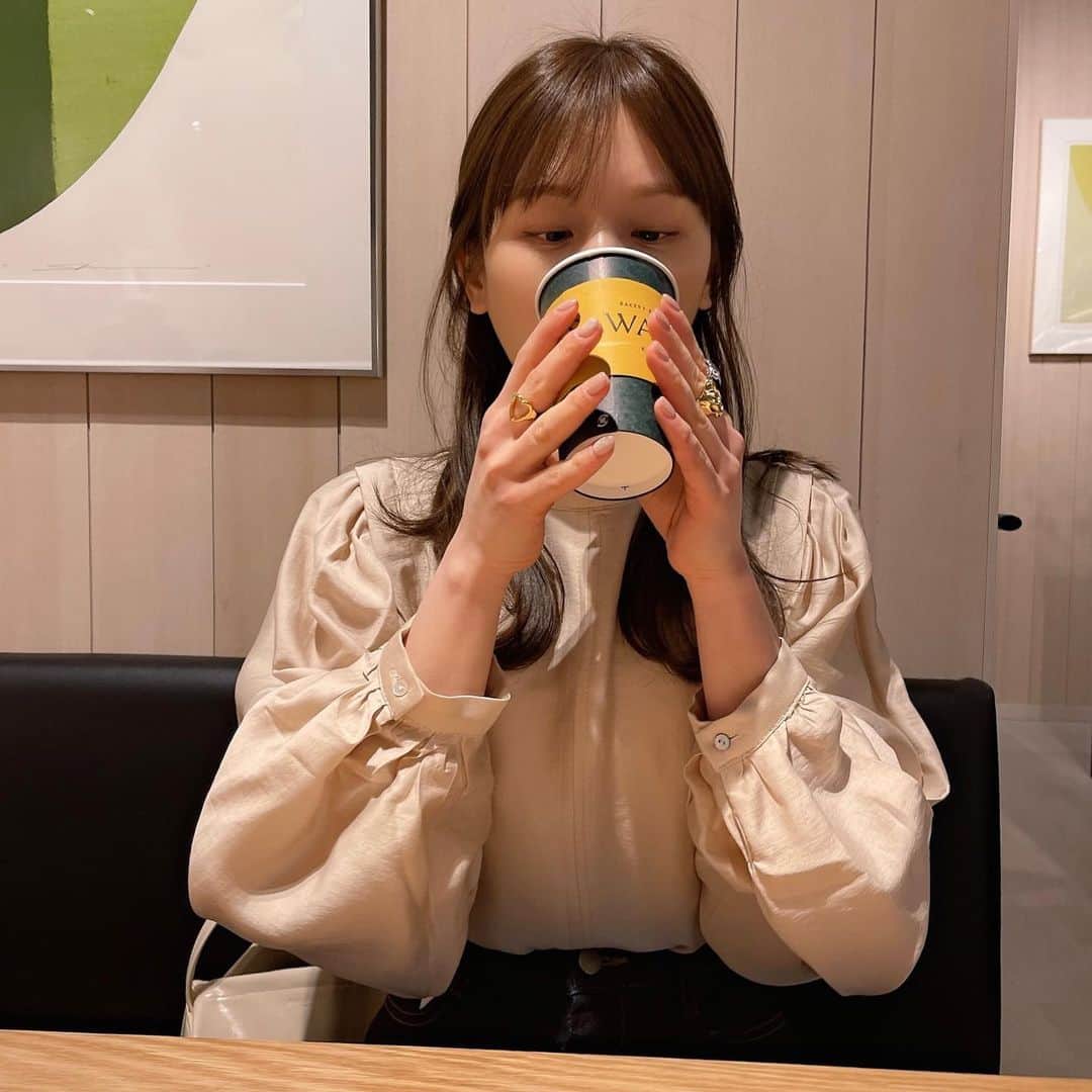 ひよんのインスタグラム：「🫖💛  この日は珍しく紅茶を飲んだ日☺️ たまにの紅茶もよき❣️ カフェラテとかの方が好きだけど🤤☕️  みんなはカフェで何飲むのー？🌏  #SAWAMURA #沢村 #中目黒カフェ #カフェ #ひよん」